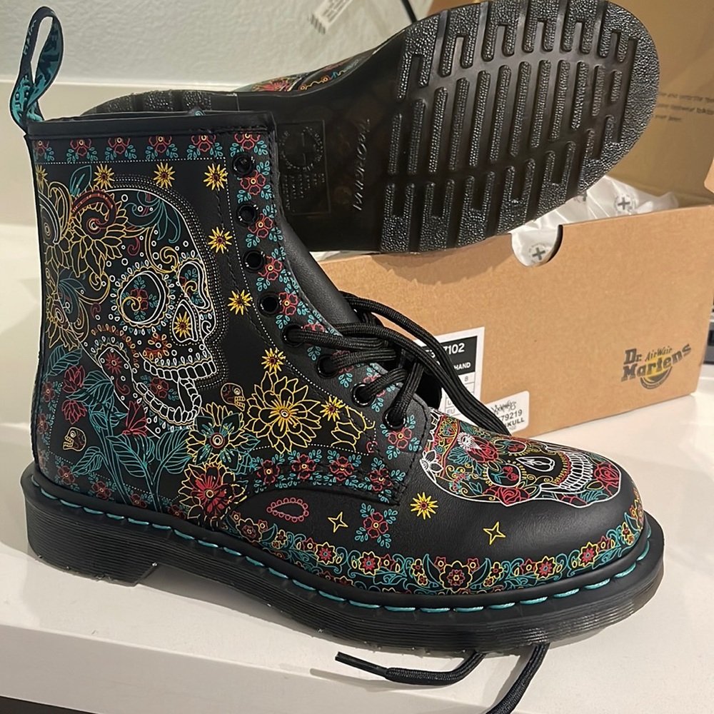 Brand new skull Dr Martens